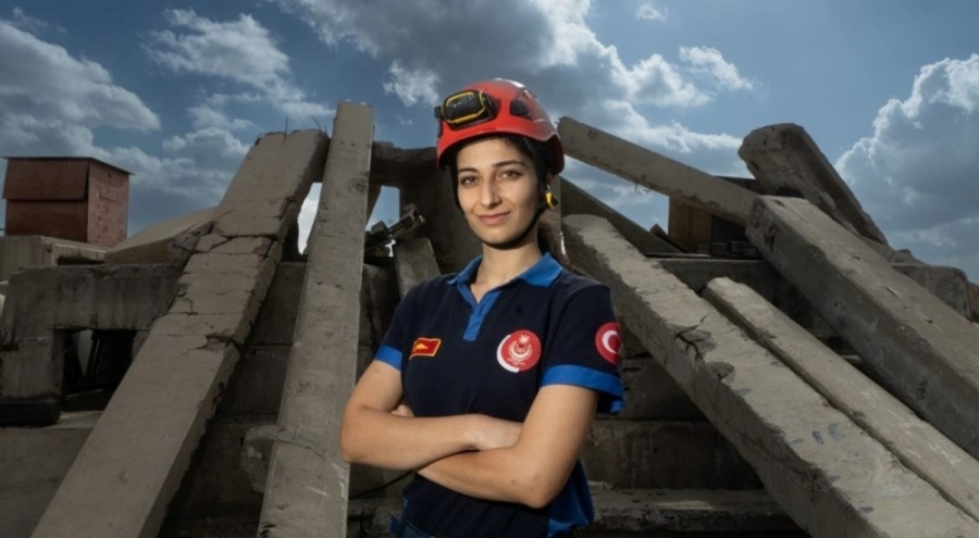 Simge İzmir'de enkaz altından kurtarılmıştı! İtfaiyeci oldu