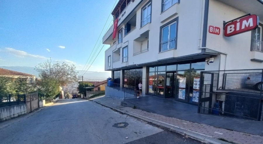 Kendi kendine giden transplaletin altında kalmaktan son anda kurtuldular!