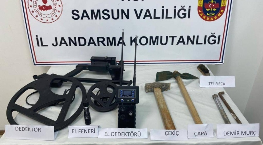 Dedektörle define arayan 4 kişi suçüstü yakalandı