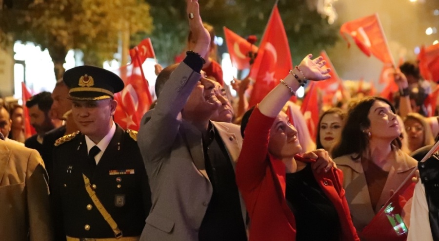 Bursa Gemlik'te Cumhuriyet coşkusu cadde ve meydanlara sığmadı