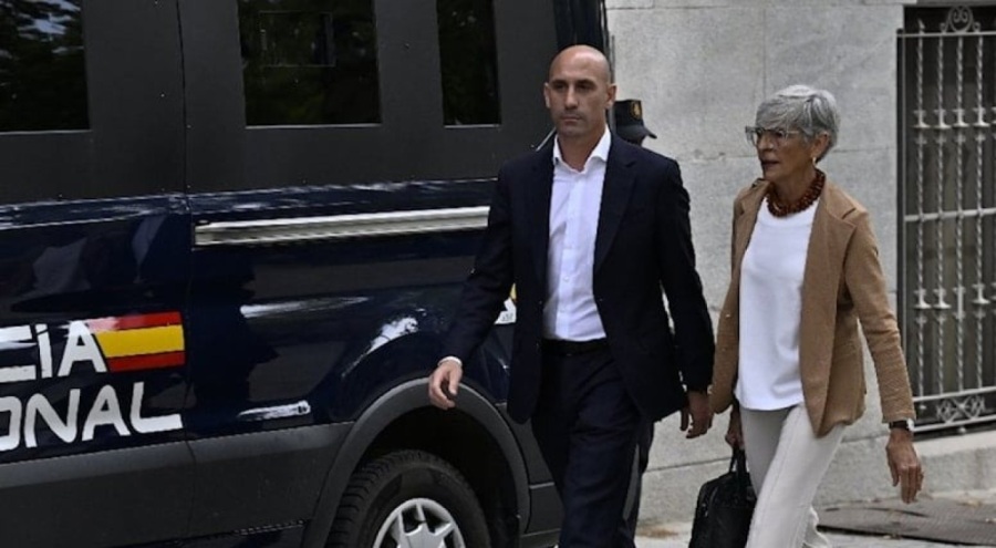 Kadın futbolcuyu öpmüştü: FIFA'dan Luis Rubiales'e men cezası