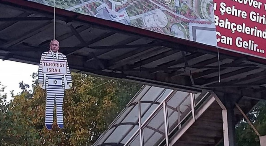 Netanyahu'nun maketini üst geçide astılar!