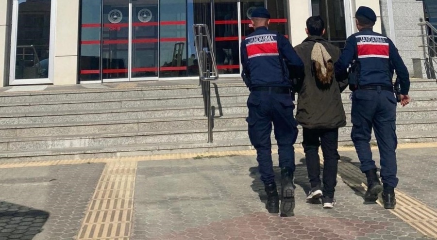 Yurt dışına kaçmaya çalışan 8 kişi yakalandı