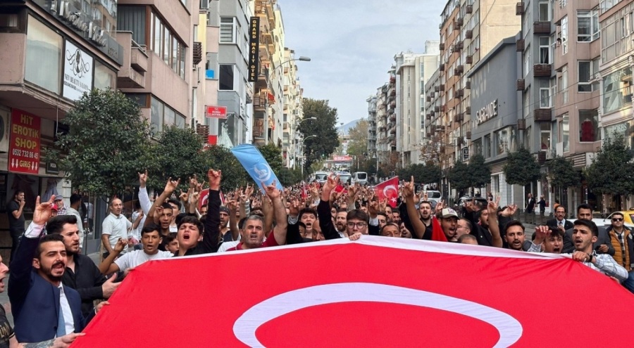 Bursa'da Suriyeli dükkanlara Türk bayrağı asıldı