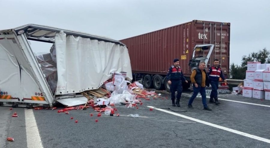 TEM'de kaza: Yol trafiğe kapatıldı