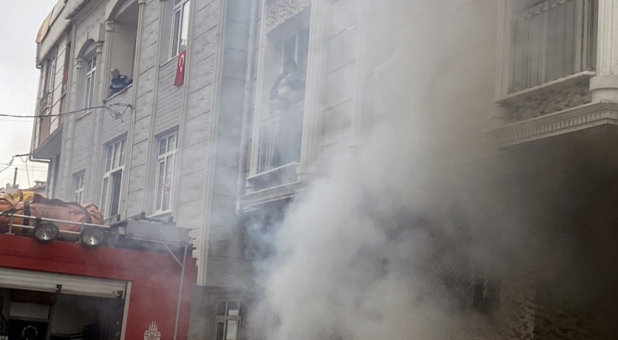 Küçükçekmece'de yangın paniği