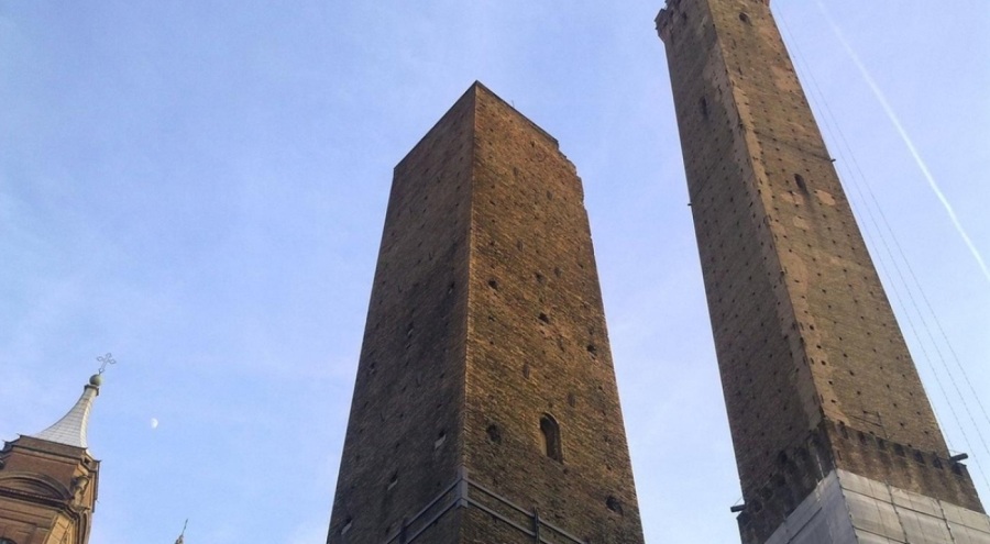 'Eğik kule' gereğinden fazla eğildiği için kapatıldı