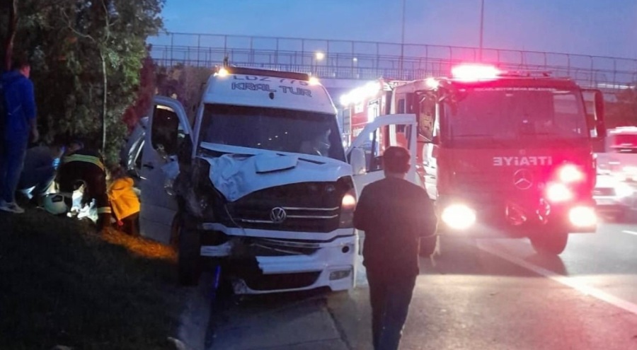 İşçi servisi ile otomobil çarpıştı! Çok sayıda yaralı