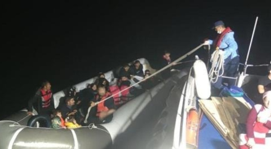 Lastik bottaki 77 kaçak göçmen kurtarıldı