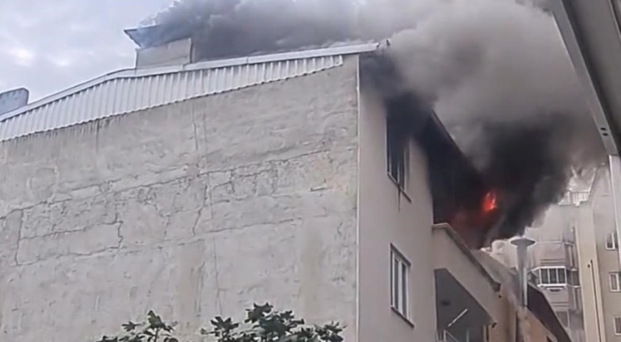 Bursa'da sinir krizi geçirip ailesi ile birlikte yaşadığı evi yaktı!
