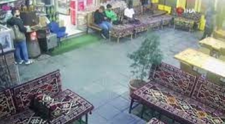 Kafeye konuşmak için çağırdığı kişiye cehennemi yaşattı