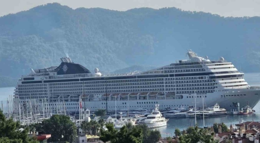 Dev yolcu gemisi bin 497 yolcusu ile Marmaris'e geldi