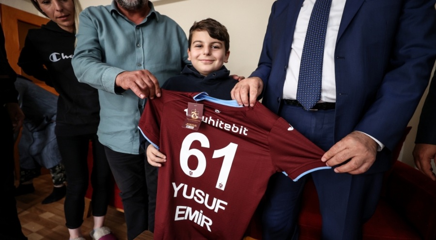 Bursa'da yüzüne biber gazı sıkılan 9 yaşındaki çocuğa Trabzonspor forması hediye edildi