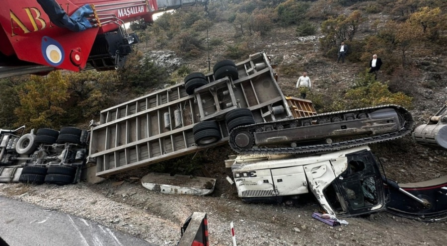 Çorum'da feci kaza: İş makinesi yüklü tır devrildi, 2 kişi yaşamını yitirdi