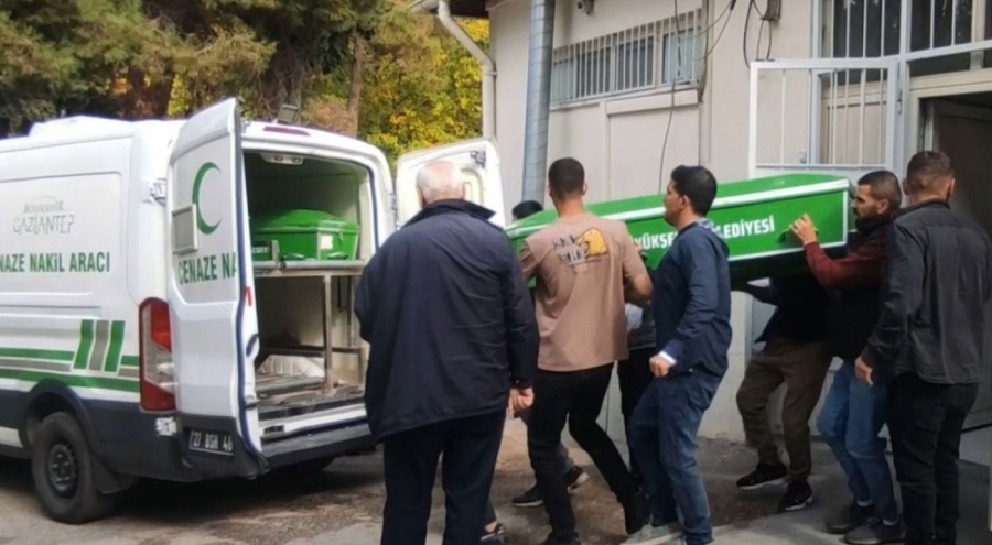 Yolun karşısına geçmek isteyen çocuk feci şekilde can verdi