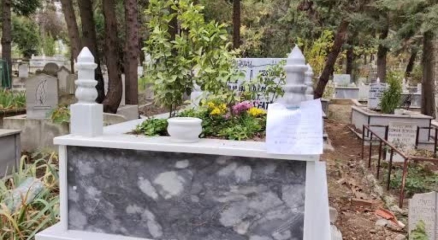 Bursa'da babasının mezarından çiçek çalan hırsıza not bıraktı
