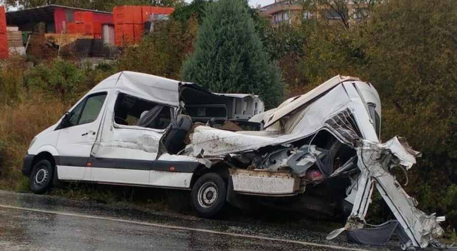 Yalova'da kontrolden çıkan kamyon, minibüs ve otomobile çarparak devrildi: 3 yaralı