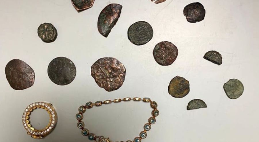 Aranan şüpheli, çok sayıda tarihi eserlerle yakalandı