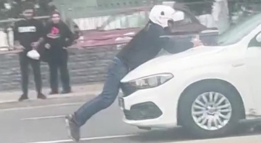 Tartıştığı sürücü gitmesin diye otomobilin üstüne yattı