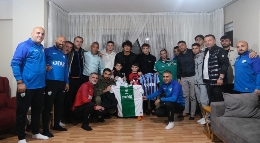 Bursaspor'dan, yüzüne biber gazı sıkılan çocuğa evinde ziyaret!