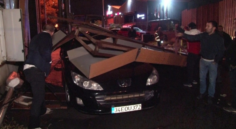 Ataşehir'de aracın üzerine fabrikanın dış cephesi devrildi