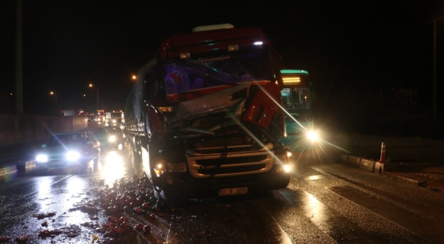 Yağış nedeniyle kırmızı ışıkta duramayan TIR, kamyon ve otobüse çarptı
