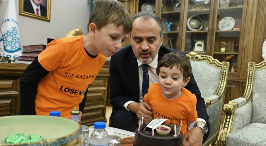 Başkan Aktaş, lösemiyle mücadele eden 3 küçük kahramanı ağırladı