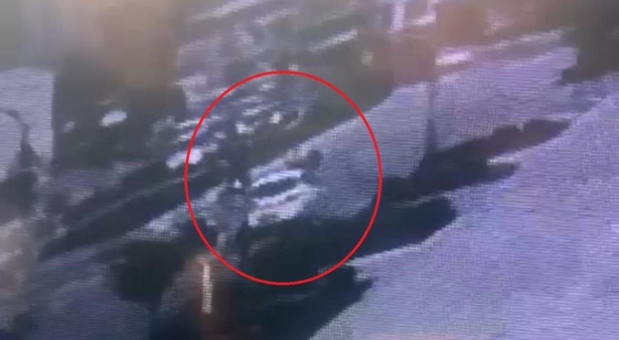 Bursa'da yolun karşısına geçen bisikletliye otomobil böyle çarptı