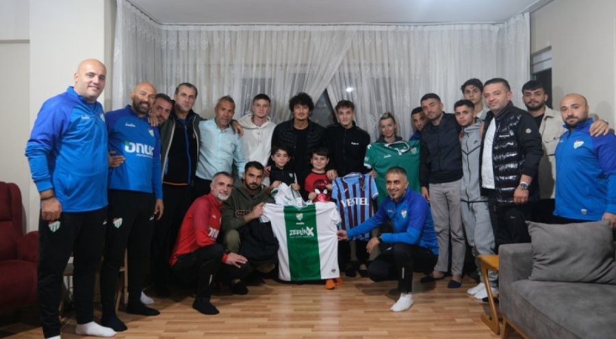 Bursasporlular, yüzüne biber gazı sıkılan Yusuf Emir'i ziyaret etti