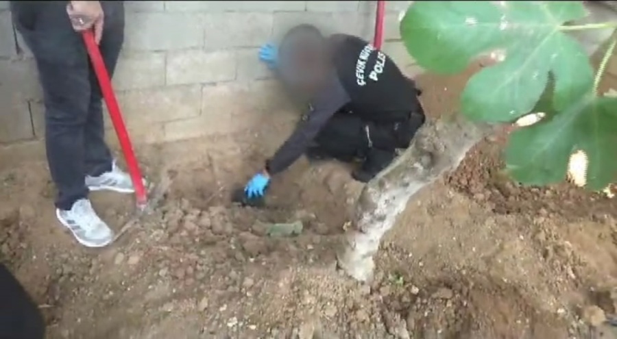 Çaldıkları ziynet eşyaları ve paraları evlerinin bahçesine gömdüler! Gözaltı