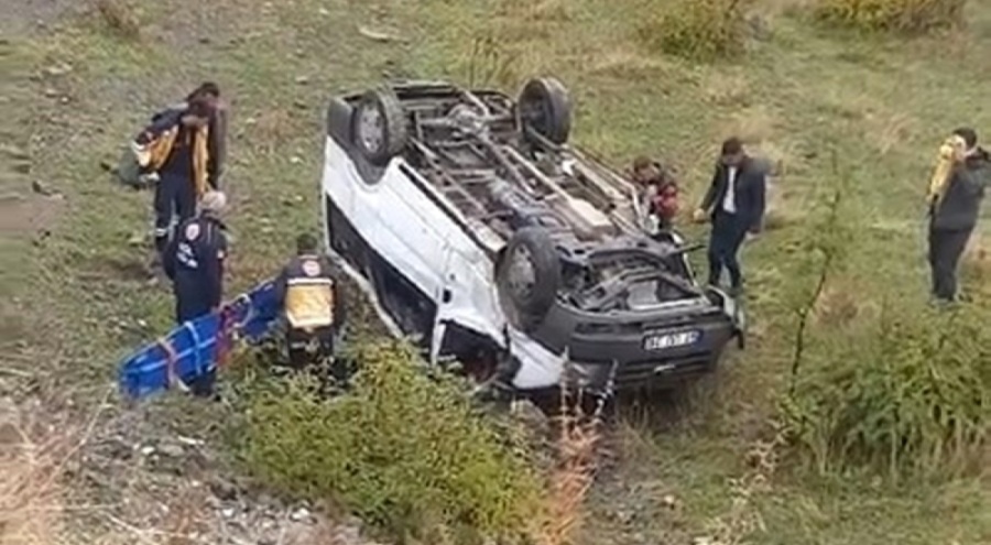 Minibüs şarampole devrildi! Çok sayıda yaralı