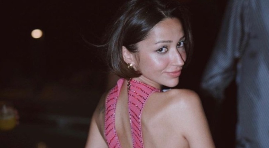 Zeynep Bastık ayna karşısında poz verdi