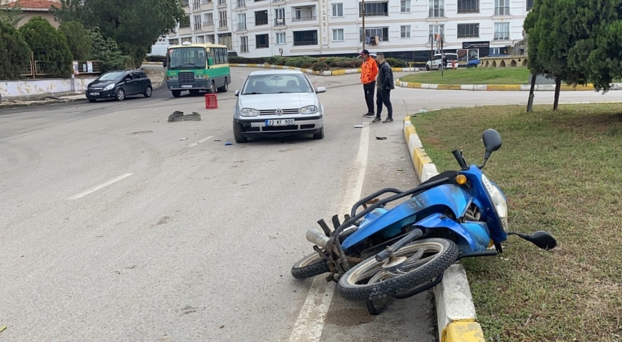 Uzunköprü'de motosiklet otomobile çarptı: 1 yaralı