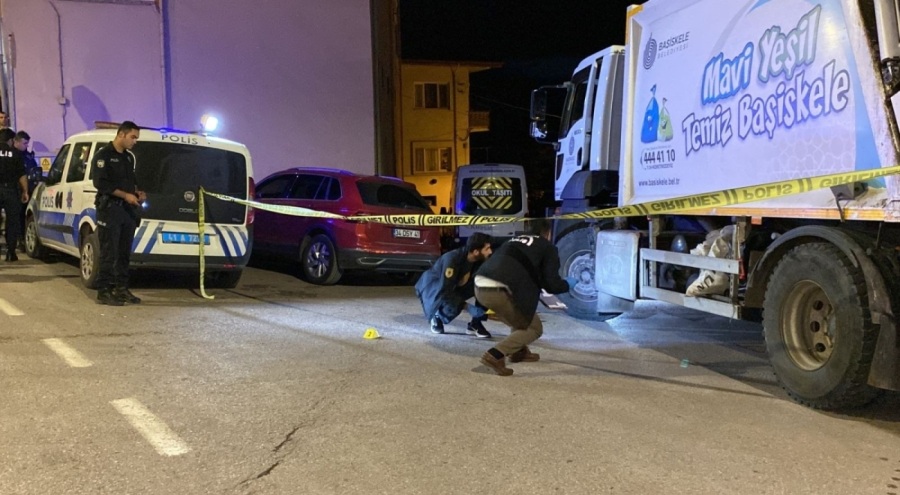 Çöp kamyonundan indirilen sürücü iki bacağından silahla vuruldu