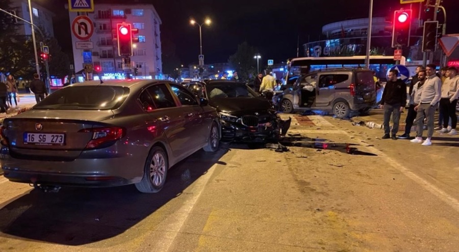 Bursa'da zincirleme kaza: Yaralılar var!
