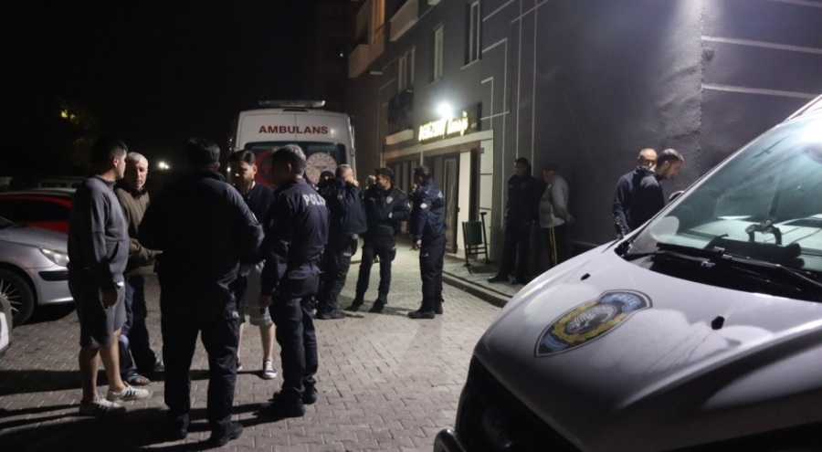 Kocasını göğsünden bıçaklayarak öldürdü