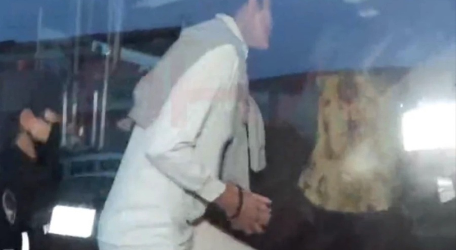 Sıla Doğu, polis otobüsüne binerken kolundaki kelepçeyi kendi kendine çıkardı