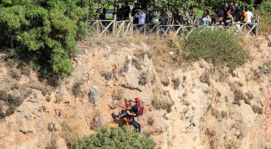 15 metrelik falezlerden düşen adam halatla kurtarıldı