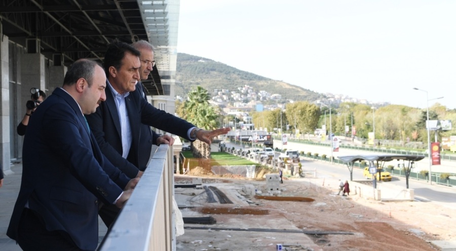 AK Parti Bursa Milletvekili Varank Osmangazi Meydanı'nı inceledi
