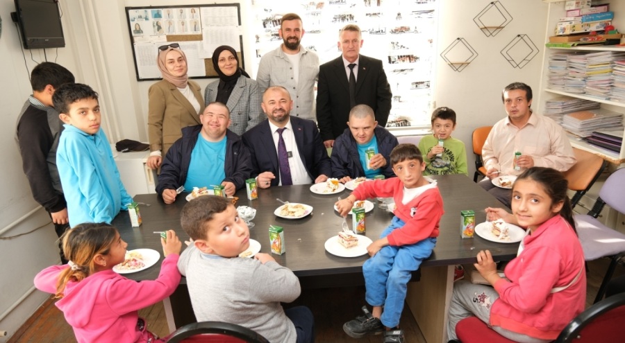 Bursa Orhaneli Belediye Başkanı Aykurt'tan özel eğitim merkezi ziyareti