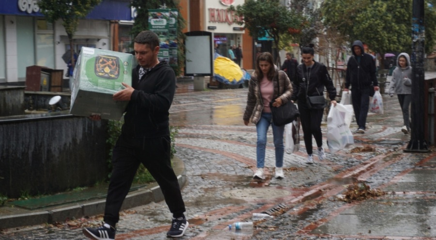 Edirne'de fırtına ve sağanak hayatı olumsuz etkiledi