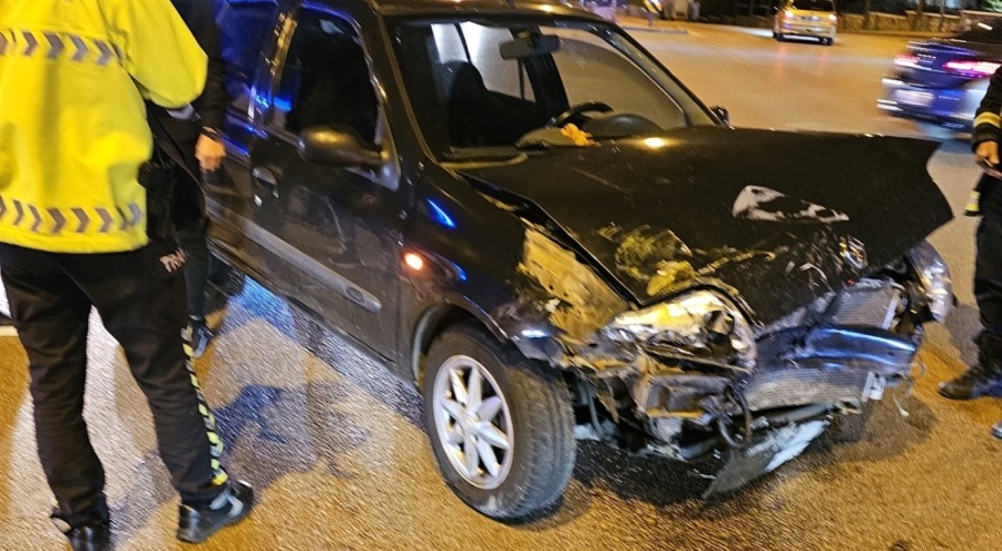 Bursa'da kırmızı ışıkta geçen otomobil ticari taksiye çarptı: 6 yaralı