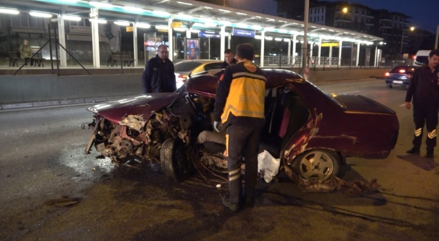 Bursa'da otomobil metro hattının duvarına çarptı
