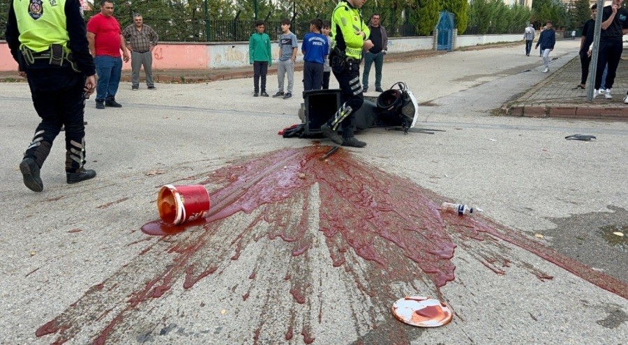 Bursa'da motosiklet ile otomobil çarpıştı! Motosikletteki ketçaplar yola saçıldı