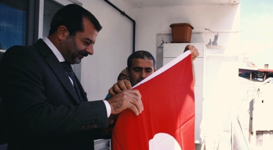 Başkan Işık'tan Akyol ailesine bayrak hediyesi