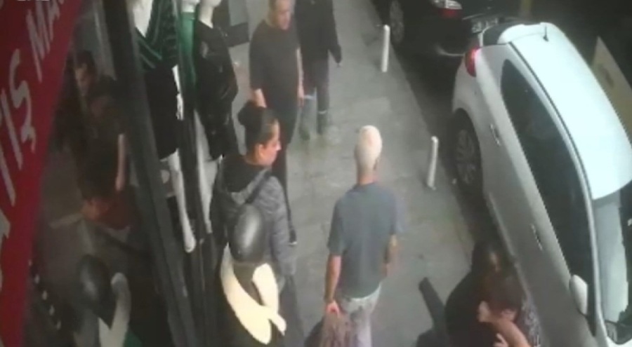 Park halindeki araçları yumruklayarak hasar vermişti! Esnaftan dayak yedi