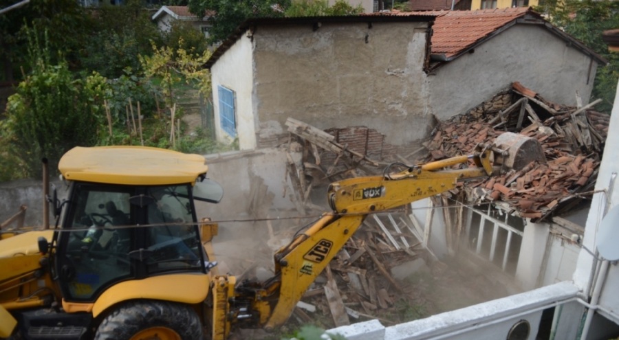 Bursa'da Muradiye Mahallesi'nde metruk bina yıkıldı