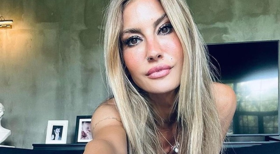 Çağla Şıkel'in sevgilisi aile pozunda!