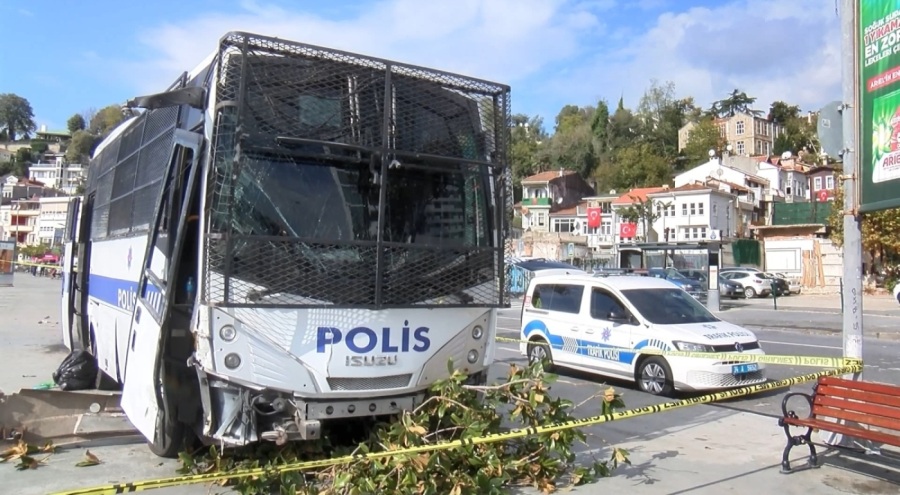 Kaza yapan polis otobüsü denize düşmekten son anda kurtuldu