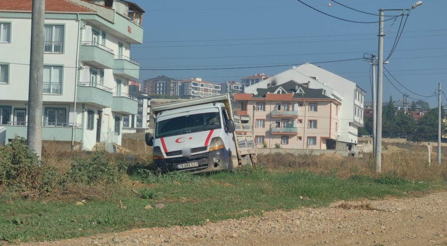 Bursa'da sürücü kamyonetin altında kaldı